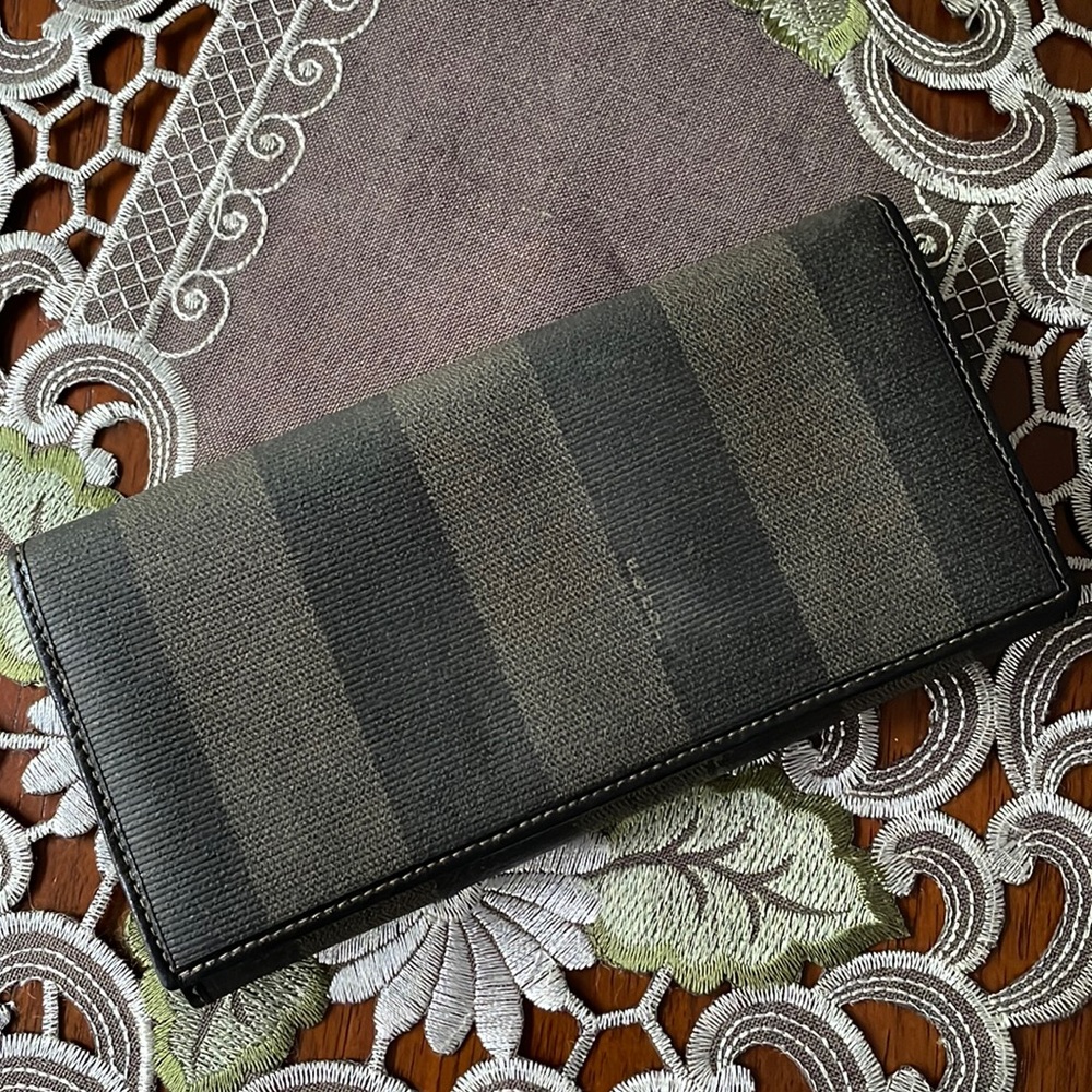 Beautiful Pequin Stripe Fendi Clutch Wallet - Picture 3 of 8
